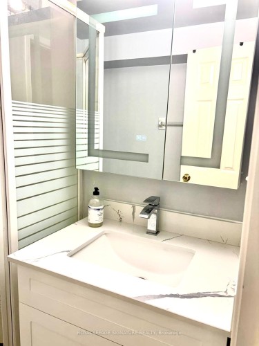 27 Dalbret Crescent, Toronto, ON - Indoor Photo Showing Bathroom