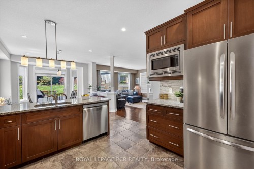 35 St. Paul'S Place, Orangeville, ON - Indoor Photo Showing Kitchen With Upgraded Kitchen