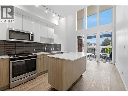 1775 Chapman Place Unit# 101, Kelowna, BC - Indoor Photo Showing Kitchen With Stainless Steel Kitchen With Upgraded Kitchen