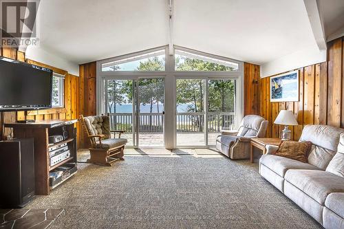8 Nassau Court, Tiny, ON - Indoor Photo Showing Living Room