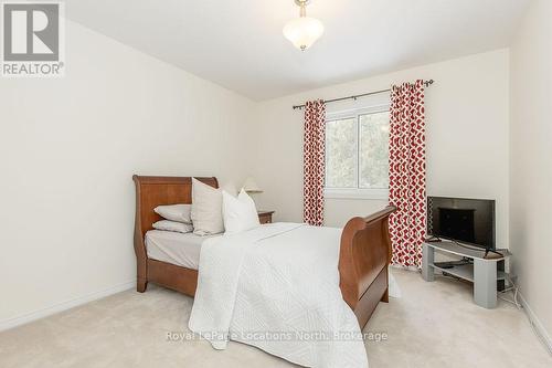 40 Fairway Crescent, Wasaga Beach, ON - Indoor Photo Showing Bedroom