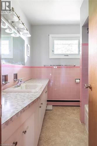 23 Keen Court, Hamilton, ON - Indoor Photo Showing Bathroom