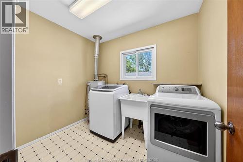 653 Labute, Tecumseh, ON - Indoor Photo Showing Laundry Room
