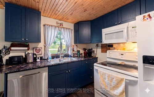 17 Mustard Street, Uxbridge, ON - Indoor Photo Showing Kitchen With Double Sink