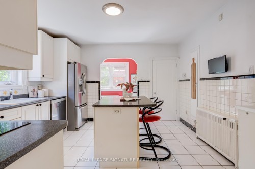123 South Kingsway N/A, Toronto, ON - Indoor Photo Showing Kitchen