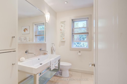 123 South Kingsway N/A, Toronto, ON - Indoor Photo Showing Bathroom