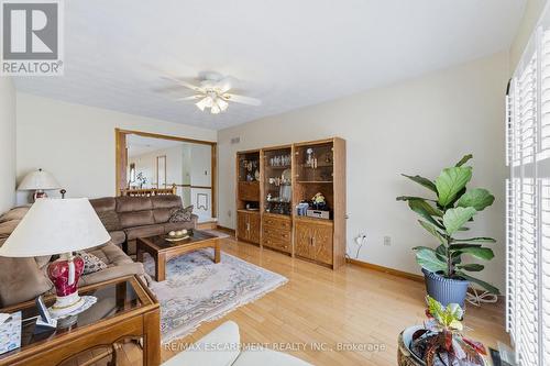 546 Dicenzo Drive, Hamilton, ON - Indoor Photo Showing Living Room