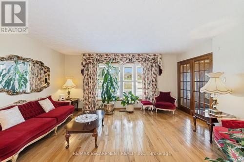 546 Dicenzo Drive, Hamilton, ON - Indoor Photo Showing Living Room