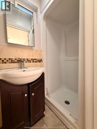 464 Janette Unit# 1, Windsor, ON - Indoor Photo Showing Bathroom