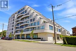 329 - 689 THE QUEENSWAY Toronto, ON M8Y 1L1