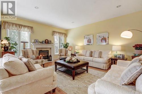 941 Barclay Road, London South (South L), ON - Indoor Photo Showing Living Room With Fireplace