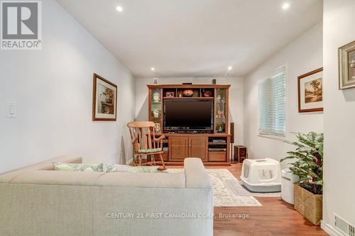941 Barclay Road, London South (South L), ON - Indoor Photo Showing Living Room