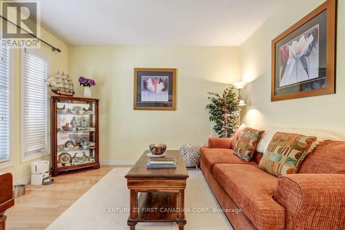 941 Barclay Road, London South (South L), ON - Indoor Photo Showing Living Room