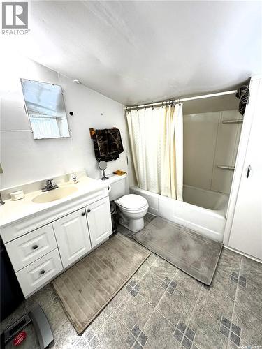 58 10Th Avenue Ne, Swift Current, SK - Indoor Photo Showing Bathroom