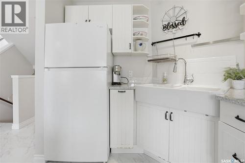 A-B 141 Queen Street, Elbow, SK - Indoor Photo Showing Kitchen