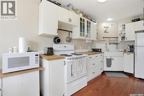 A-B 141 Queen Street, Elbow, SK - Indoor Photo Showing Kitchen