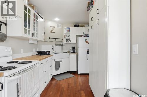 A-B 141 Queen Street, Elbow, SK - Indoor Photo Showing Kitchen