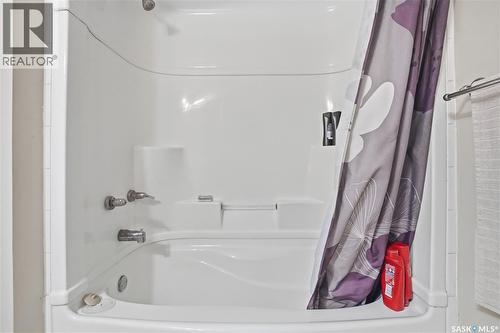 A-B 141 Queen Street, Elbow, SK - Indoor Photo Showing Bathroom