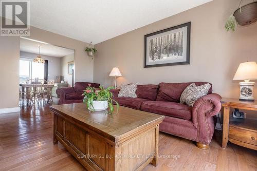 2823 Small Street, Innisfil, ON - Indoor Photo Showing Living Room
