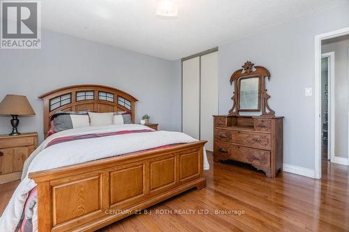 2823 Small Street, Innisfil, ON - Indoor Photo Showing Bedroom