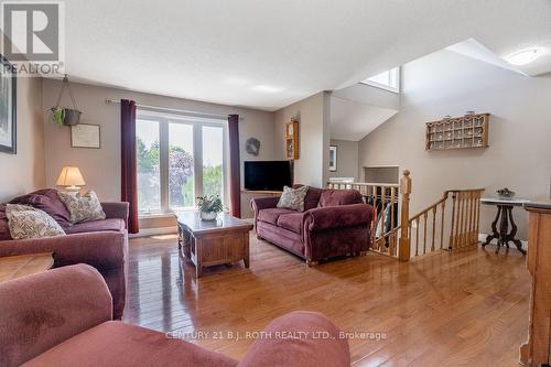 2823 Small Street, Innisfil, ON - Indoor Photo Showing Living Room