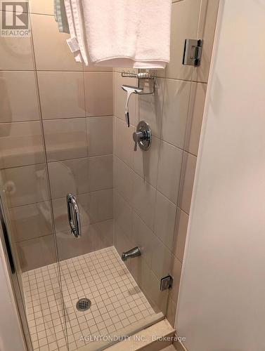 3 Pc bathroom - 1009 - 35 Balmuto Street, Toronto, ON - Indoor Photo Showing Bathroom