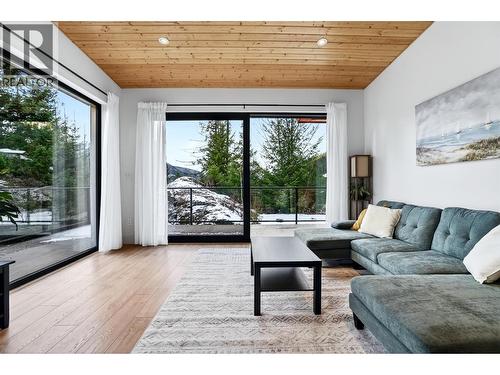 6804 Grandview Drive, Nelson, BC - Indoor Photo Showing Living Room