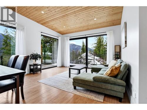 Main Living - 6804 Grandview Drive, Nelson, BC - Indoor Photo Showing Living Room