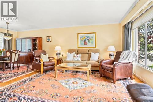 1381 Majestic Drive, Burlington, ON - Indoor Photo Showing Living Room