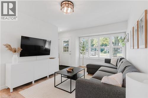 42 Fourth Avenue, Cambridge, ON - Indoor Photo Showing Living Room