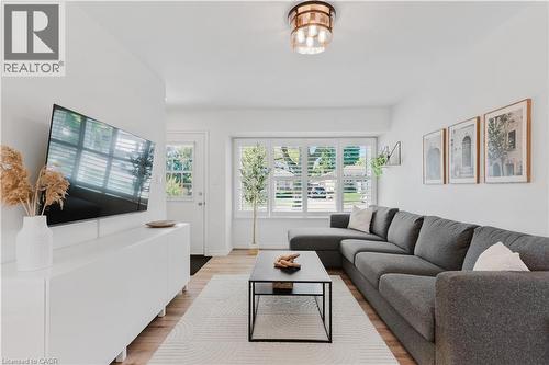 42 Fourth Avenue, Cambridge, ON - Indoor Photo Showing Living Room