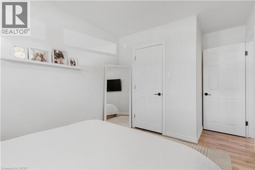 42 Fourth Avenue, Cambridge, ON - Indoor Photo Showing Bedroom