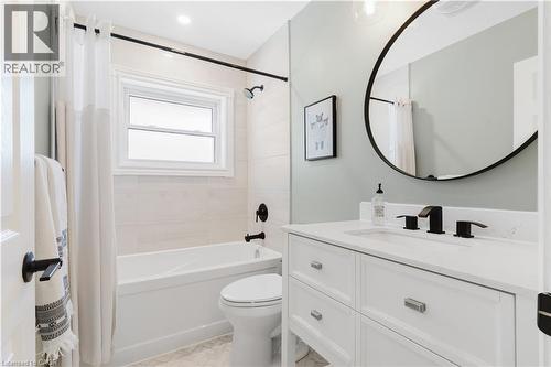 42 Fourth Avenue, Cambridge, ON - Indoor Photo Showing Bathroom