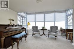 Bay window with cellular blinds and horizontal blinds - 