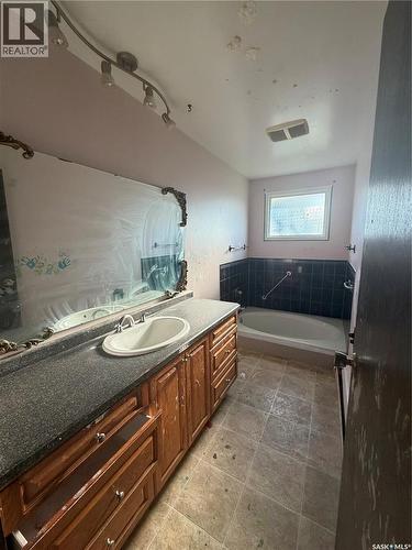 318 25Th Street E, Prince Albert, SK - Indoor Photo Showing Bathroom