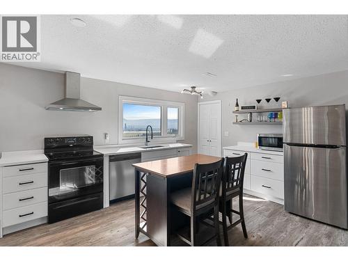 1659 Scott Crescent, Kelowna, BC - Indoor Photo Showing Kitchen