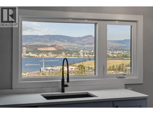 1659 Scott Crescent, Kelowna, BC - Indoor Photo Showing Kitchen