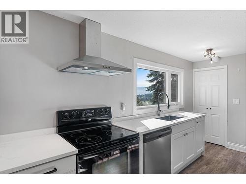 1659 Scott Crescent, Kelowna, BC - Indoor Photo Showing Kitchen
