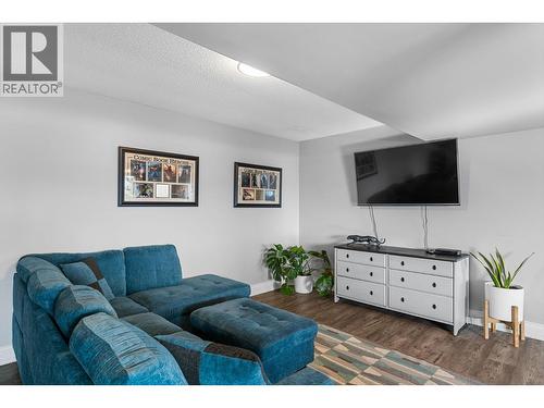 1659 Scott Crescent, Kelowna, BC - Indoor Photo Showing Living Room
