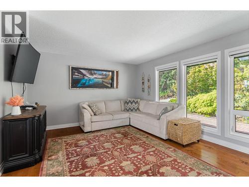 1659 Scott Crescent, Kelowna, BC - Indoor Photo Showing Living Room