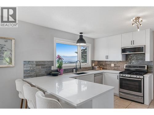 1659 Scott Crescent, Kelowna, BC - Indoor Photo Showing Kitchen