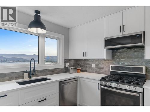 1659 Scott Crescent, Kelowna, BC - Indoor Photo Showing Kitchen