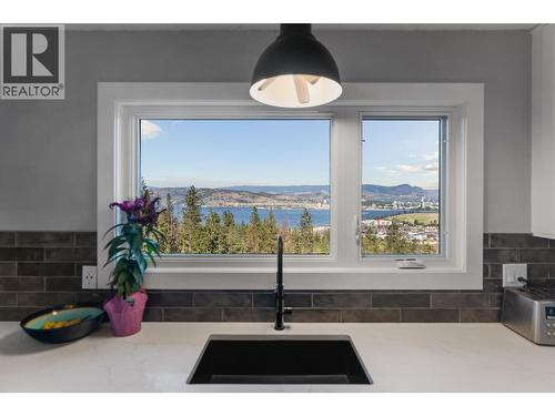 1659 Scott Crescent, Kelowna, BC - Indoor Photo Showing Kitchen