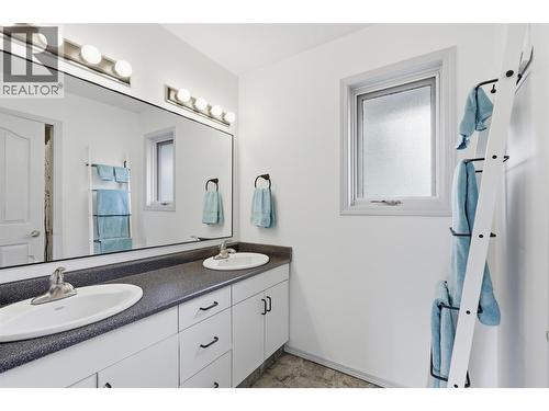 611 Robson Drive, Kamloops, BC - Indoor Photo Showing Bathroom