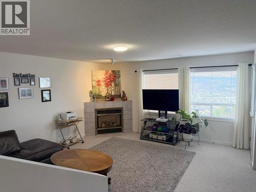 2080 Pacific Way Unit# 33, Kamloops, BC - Indoor Photo Showing Living Room With Fireplace