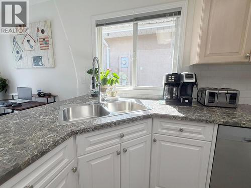 2080 Pacific Way Unit# 33, Kamloops, BC - Indoor Photo Showing Kitchen With Double Sink