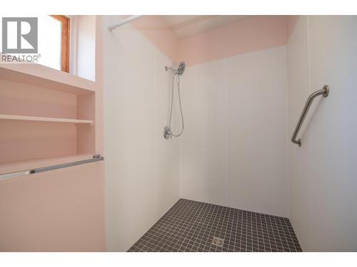 Large shower - 2471 6 Highway, Lumby, BC 
