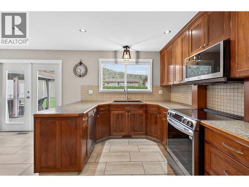 Range with induction cooktop - 6451 Beaver Crescent, Kamloops, BC 