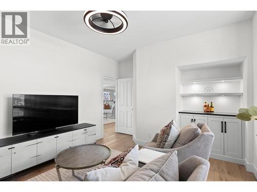 2150 Breckenridge Court, Kelowna, BC - Indoor Photo Showing Living Room