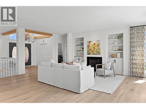 2150 Breckenridge Court, Kelowna, BC - Indoor Photo Showing Living Room